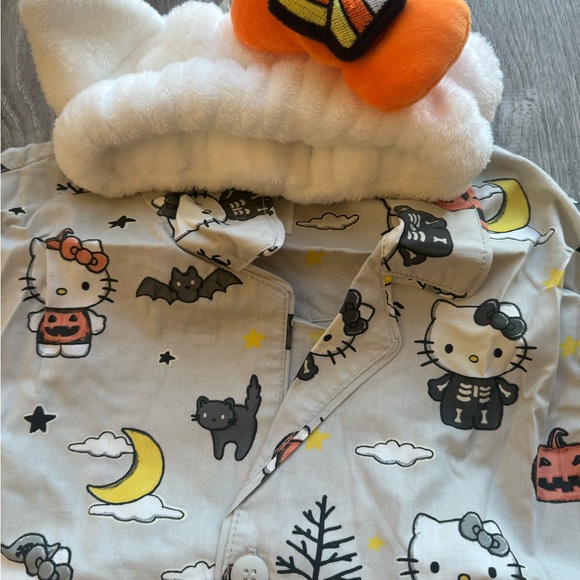 Hello Kitty X Pottery Barn Glow in the Dark PJs Size M SOLD OUT ONLINE - Picture 4 of 7
